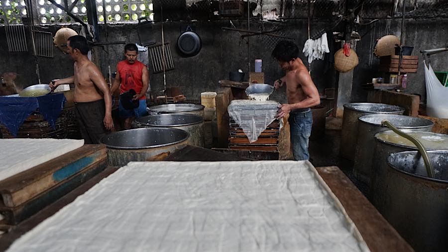 Pekerja menyelesaikan pembuatan tahu di Duren Tiga, Jakarta, Kamis (8/10/2026). (Bloomberg Technoz/Andrean Kristianto)