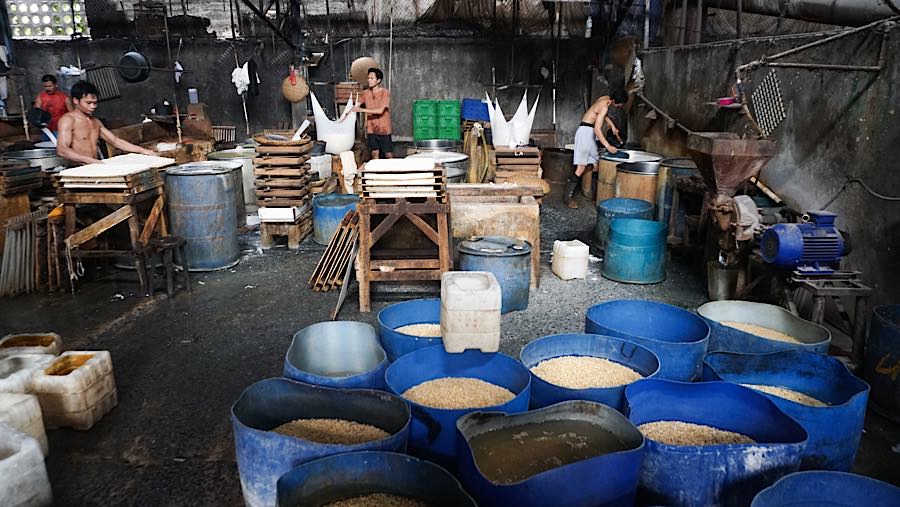 Pekerja menyelesaikan pembuatan tahu di Duren Tiga, Jakarta, Kamis (8/10/2026). (Bloomberg Technoz/Andrean Kristianto)