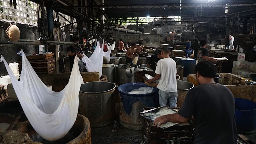 Pekerja menyelesaikan pembuatan tahu di Duren Tiga, Jakarta, Kamis (8/10/2026). (Bloomberg Technoz/Andrean Kristianto)