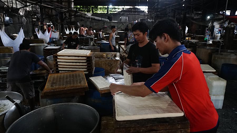 Pekerja menyelesaikan pembuatan tahu di Duren Tiga, Jakarta, Kamis (8/10/2026). (Bloomberg Technoz/Andrean Kristianto)