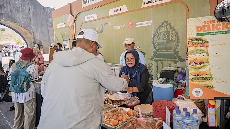 Antusias Wisatawan Asing mengujungi Booth UMKM di Pertamina Internasional Circuit, Lombok pada Jumat (9/10/2026). (Dok. Pertamina)