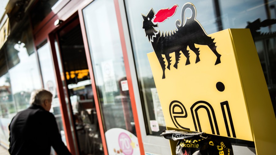Sebuah lambang singa berdiri di luar pintu masuk SPBU Agip yang dioperasikan oleh Eni SpA./Bloomberg-Akos Stiller