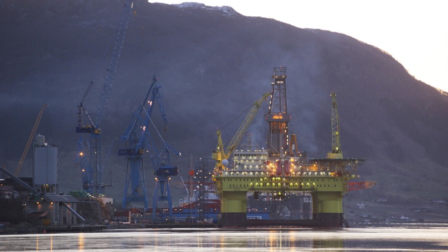Sebuah anjungan pengeboran minyak terlihat sedang dibangun di galangan Westcon AS di Olensvag, Norwegia./Bloomberg-Kristian Helgesen