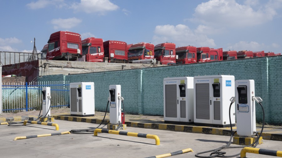 Truk-truk diparkir di sebelah stasiun pengisian daya di Yulin, Provinsi Shaanxi, China./Bloomberg- Gilles Sabrie