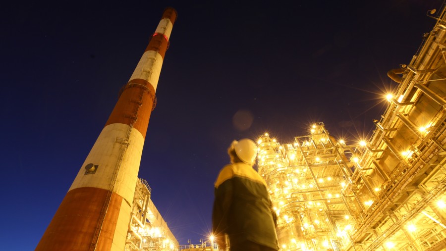 Jaringan pipa yang diterangi cahaya di fasilitas pengolahan minyak mentah di kilang minyak dan pabrik petrokimia TANECO./Bloomberg-Andrey Rudakov