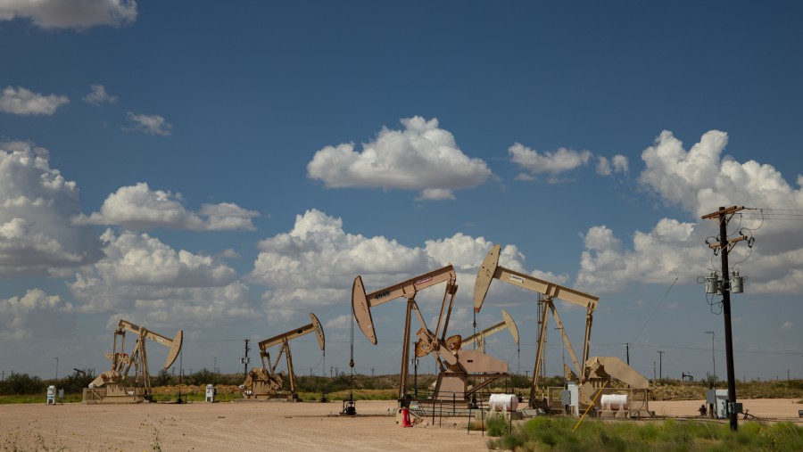 Pompa angguk yang beroperasi di Cekungan Permian dekat Tubb, Texas, AS./Bloomberg-Kaylee Greenlee