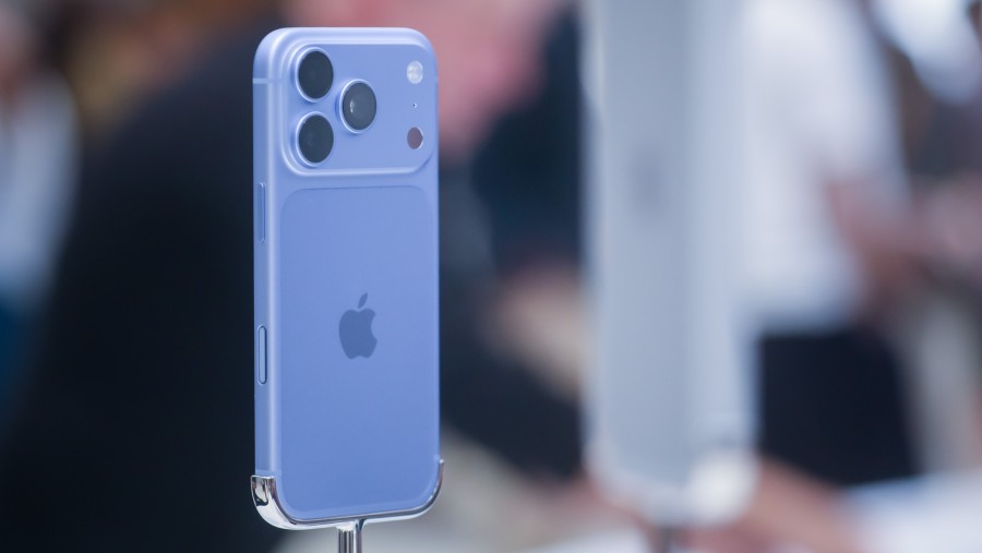 iPhone 18 Pro di toko ritel Apple, berlokasi di Fifth Avenue. (Michael Nagle/Bloomberg)