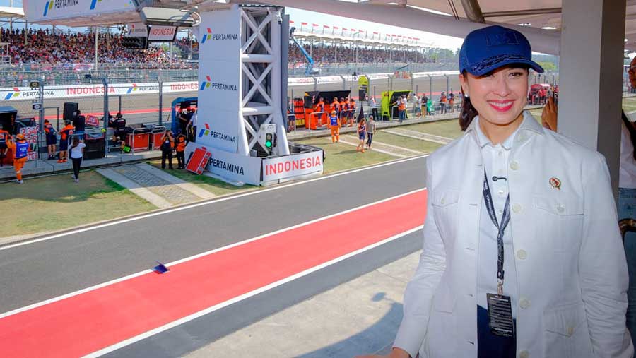 Menpar Widiyanti Putri saat menghadiri upacara pembukaan MotoGP Mandalika 2026 di Pertamina Mandalika International Circuit 11/10/26. (Dok. Kemenpar)