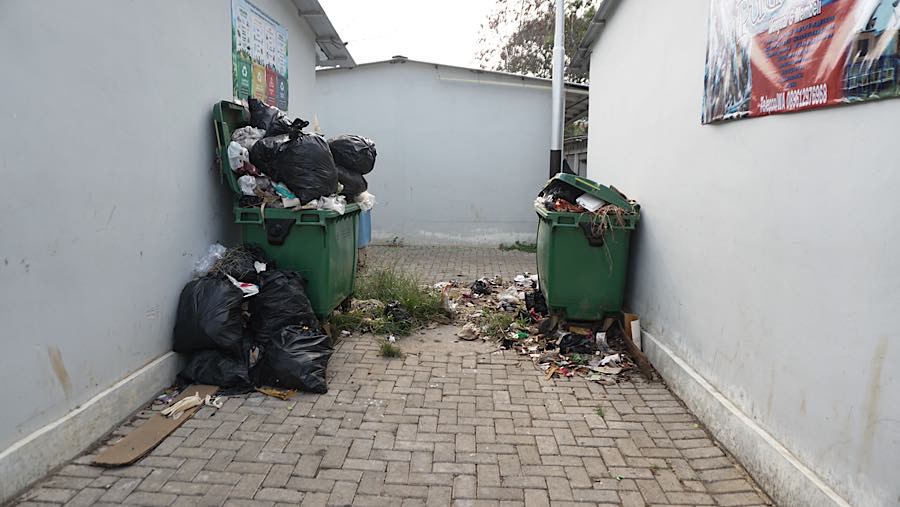 Sampah di Sentra Fauna dan Kuliner Lenteng Agung, Jakarta, Senin (12/10/2026). (Bloomberg Technoz/Andrean Kristianto)