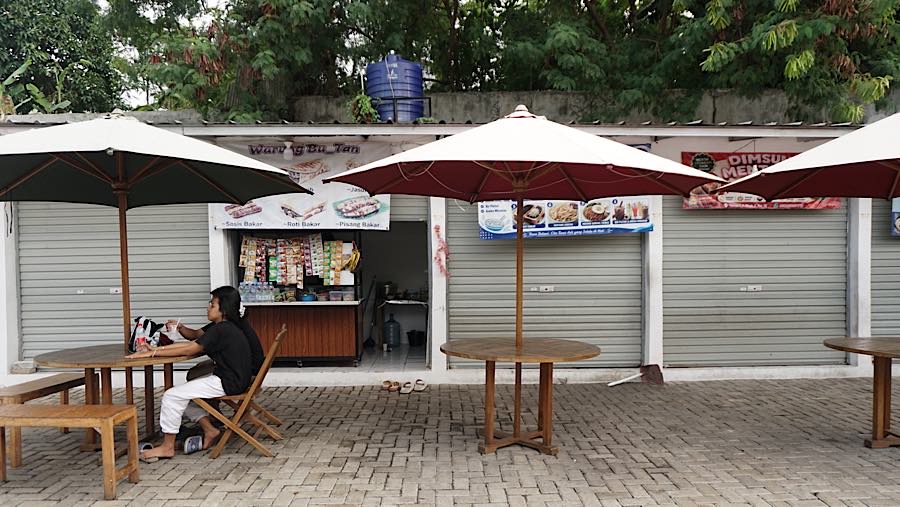 Suasana kios penjualan di Sentra Fauna dan Kuliner Lenteng Agung, Jakarta, Senin (12/10/2026). (Bloomberg Technoz/Andrean Kristianto)