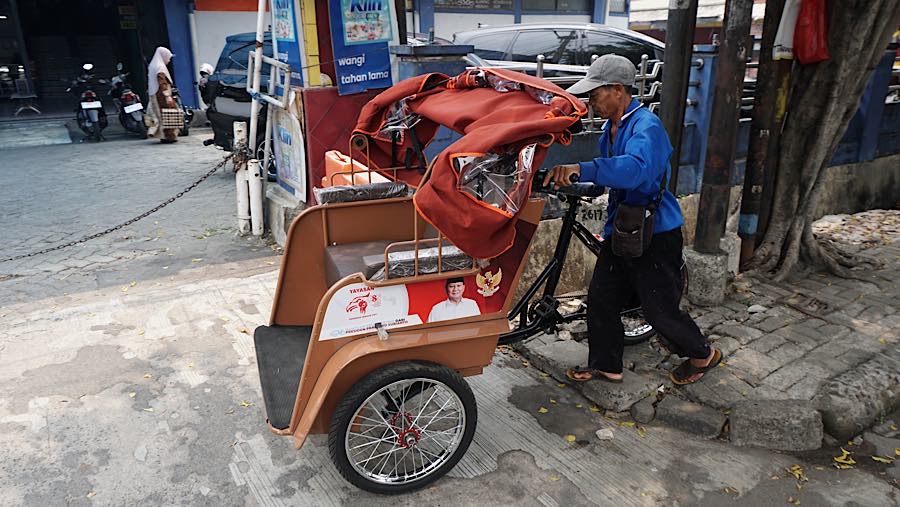 Warga mengemudikan becak listrik di Depok, Jawa Barat, Senin (12/10/2026). (Bloomberg Technoz/Andrean Kristianto)