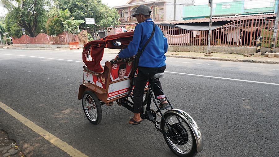 Warga mengemudikan becak listrik di Depok, Jawa Barat, Senin (12/10/2026). (Bloomberg Technoz/Andrean Kristianto)