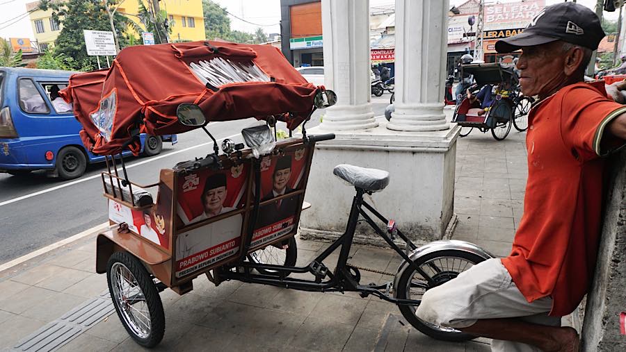 Pengemudi becak listrik menunggu penumpang di Depok, Jawa Barat, Senin (12/10/2026). (Bloomberg Technoz/Andrean Kristianto)