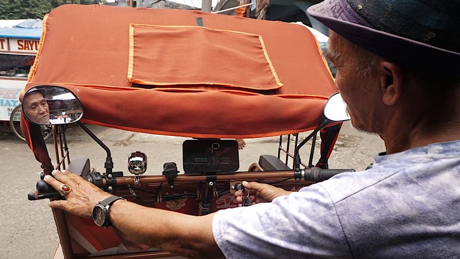 Pengemudi becak listrik menunggu penumpang di kawasan Pasar Kemiri, Depok, Jawa Barat, Senin (12/10/2026). (Bloomberg Technoz/Andrean Kristianto)