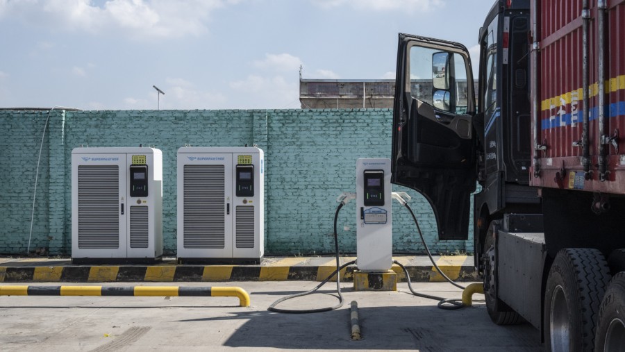 Sebuah truk listrik di stasiun pengisian daya di Yulin, Provinsi Shaanxi, China./Bloomberg-Gilles Sabrie