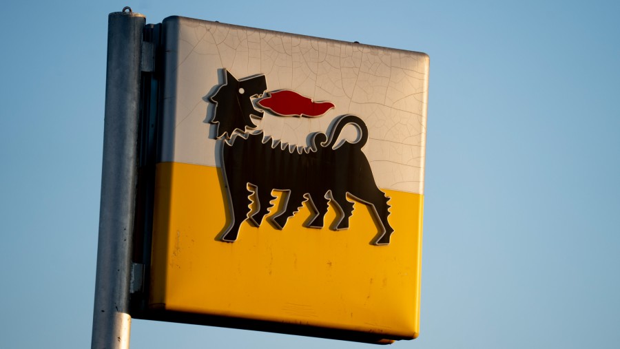 Logo Eni SpA di sebuah SPBU milik perusahaan tersebut di Brescia, Italia./Bloomberg-Francesca Volpi