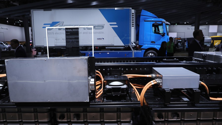 Paket baterai otomotif dan sistem penggerak elektrik bersanding dengan truk angkut listrik Mercedes-Benz e-Actros./Bloomberg-Krisztian Bocsi
