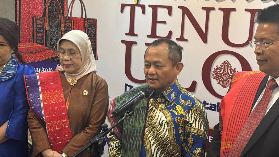 Menteri Perindustrian Muhammad Sarmuji saat menghadiri Pameran Tenun Ulos Batak di Kantornya, Jakarta, Selasa (13/10/2026). (Ibnu/Bloomberg Technoz)