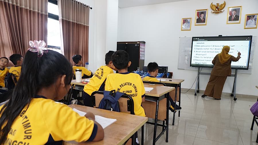 Pelajar mengikuti kegiatan belajar mengajar di SDN Pejaten Timur 11, Jakarta, Selasa (13/10/2026). (Bloomberg Technoz/Andrean Kristianto)