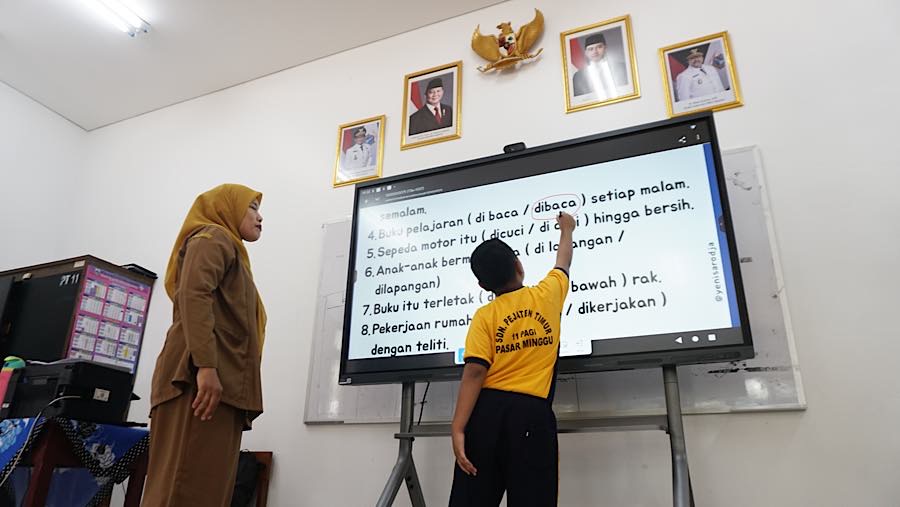 Pelajar mengikuti kegiatan belajar mengajar di SDN Pejaten Timur 11, Jakarta, Selasa (13/10/2026). (Bloomberg Technoz/Andrean Kristianto)

