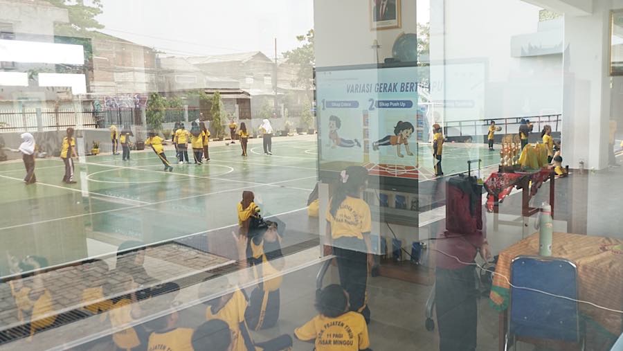 Sebelum direnovasi, keterbatasan ruang kelas membuat sekolah tersebut harus membagi waktu belajar siswa ke dalam dua giliran, yakni pagi dan siang.