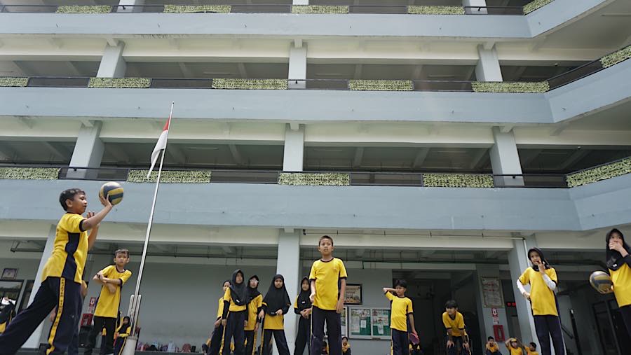 Keterbatasan lahan di Jakarta membuat pembangunan sekolah tak lagi melebar ke samping namun kini bertingkat. (Bloomberg Technoz/Andrean Kristianto)