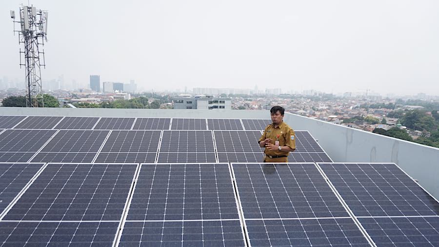 Selain itu untuk menekan emisi karbon, sekolah juga mulai gunakan panel surya untuk memenuhi sebagian kebutuhan listrik. (Bloomberg Technoz/Andrean K)