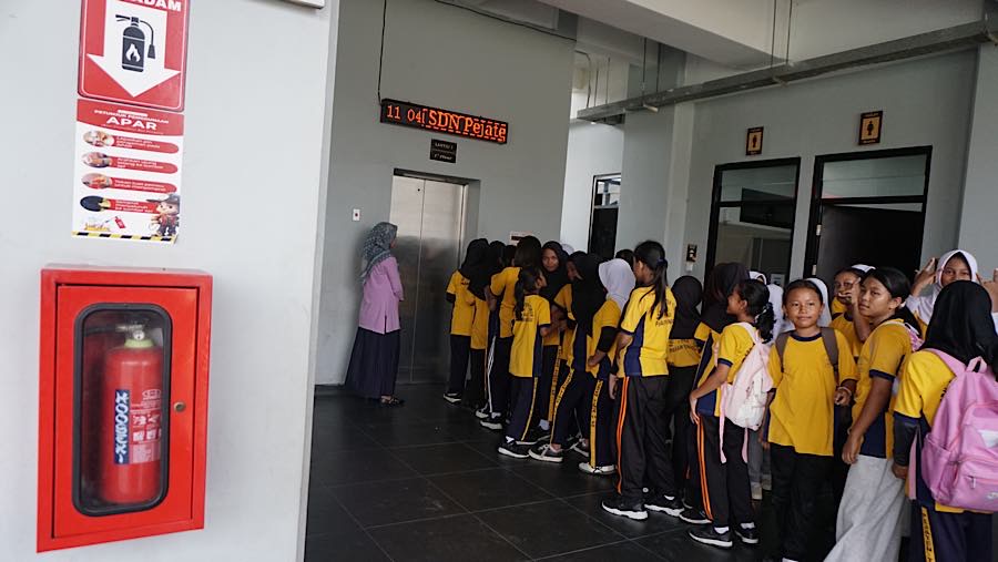 Bangunan sekolah yang kini bertingkat tidak hanya menambah ruang kelas, tetapi juga dilengkapi sejumlah fasilitas penunjang. (Bloomberg Technoz/Andre)