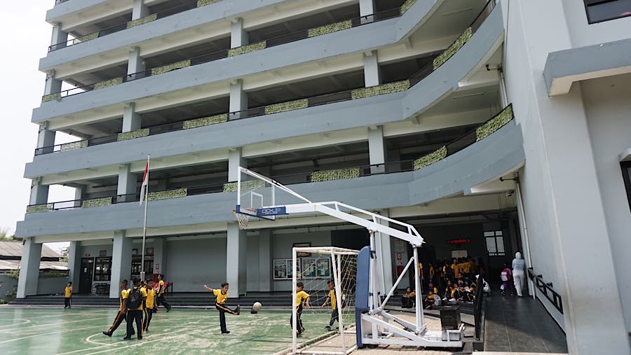 Sejumlah sekolah yang direnovasi kini dibuat bertingkat dan terintegrasi agar pemanfaatan lahan lebih efektif. (Bloomberg Technoz/Andrean Kristianto)