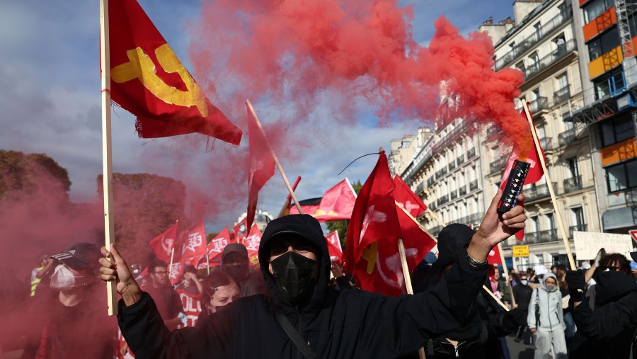 Para pengunjuk rasa di pusat kota Paris, Prancis pada 13 Oktober. (Sumber: Bloomberg)