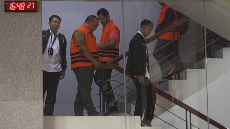 Tersangka OTT di BNPB berjalan menuju mobil tahanan di Gedung KPK, Jakarta, Rabu (14/10/2026). (Bloomberg Technoz/Andrean Kristianto)