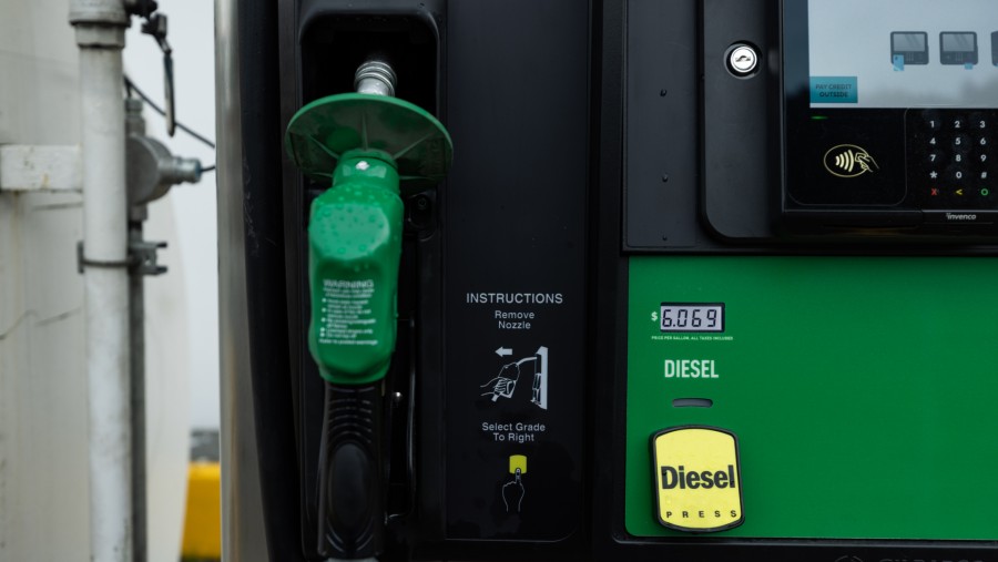 Harga bahan bakar diesel yang tertera pada pompa bahan bakar di sebuah SPBU di Kodiak, Alaska, AS./Bloomberg-Nathaniel Wilder