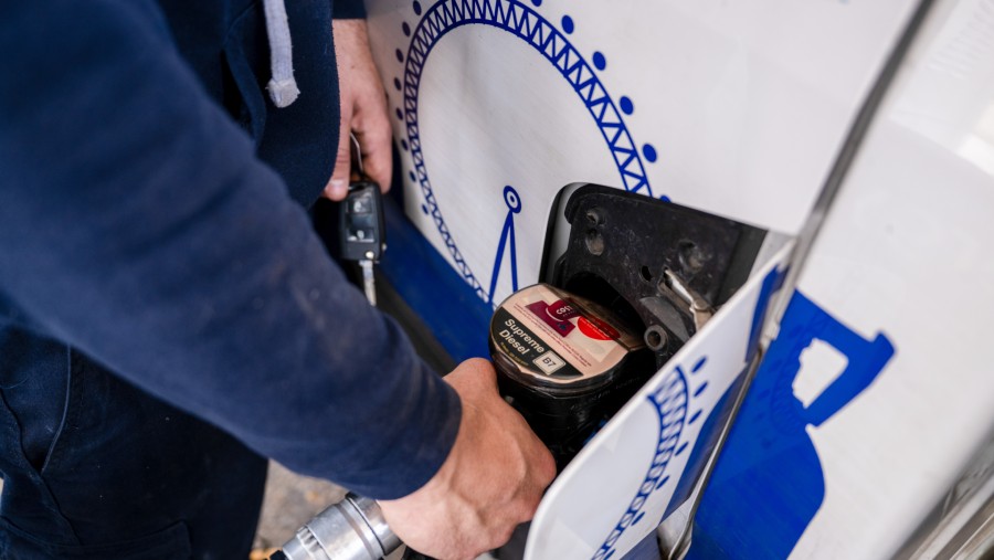 Seorang pengemudi mengisi bahan bakar diesel kendaraannya di halaman depan stasiun bensin Esso di London, Inggris./Bloomberg-Chris J. Ratcliffe
