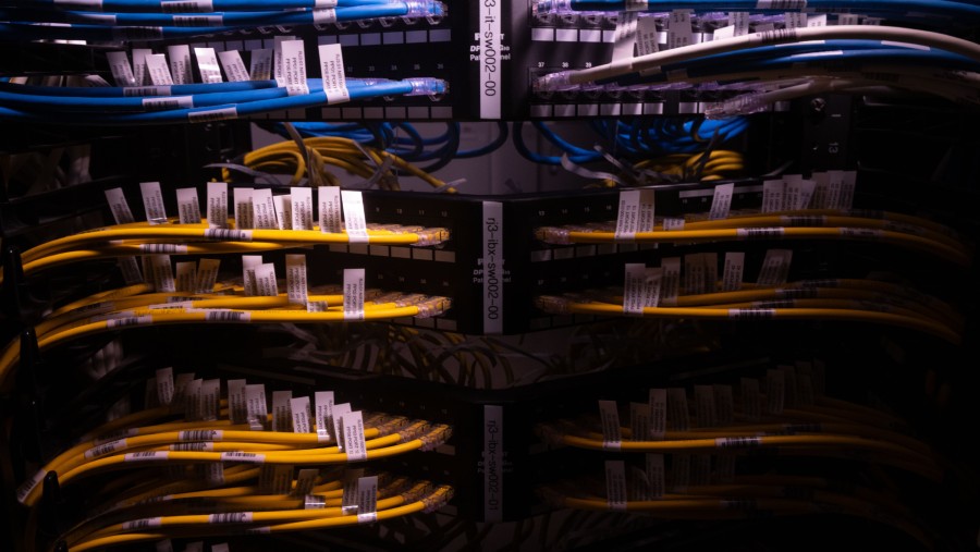 Kabel serat optik dan kabel jaringan di dalam pusat data RJ3 milik Equinix Inc. di Rio de Janeiro, Brasil./Bloomberg-Dado Galdieri