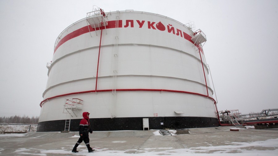 Tangki penyimpanan minyak di kilang minyak Lukoil-Nizhegorodnefteorgsintez./Bloomberg-Andrey Rudakov