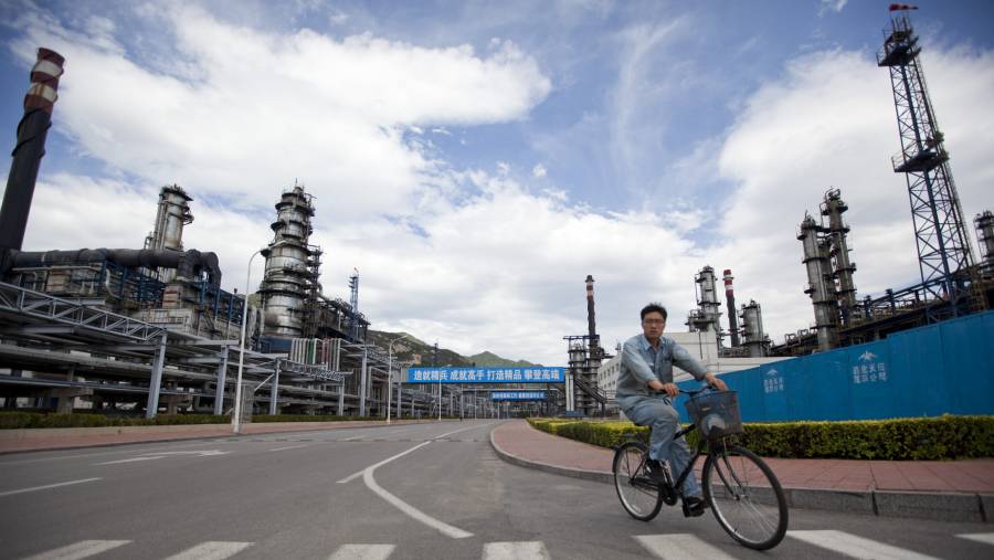 Pekerja mengayuh sepeda di kilang Yanshan milik China Petroleum & Chemical Corp (Sinopec) di Beijing, China. (Nelson Ching/Bloomberg)