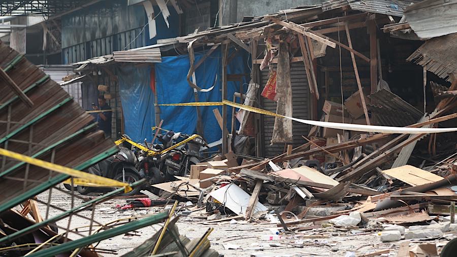 Suasana kerusakan akibat ledakan di Pasar Cimanggis, Tangerang Selatan, Banten, Kamis (15/10/2026). (Bloomberg Technoz/Andrean Kristianto)