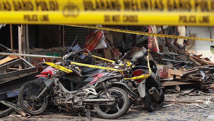 Suasana kerusakan akibat ledakan di Pasar Cimanggis, Tangerang Selatan, Banten, Kamis (15/10/2026). (Bloomberg Technoz/Andrean Kristianto)