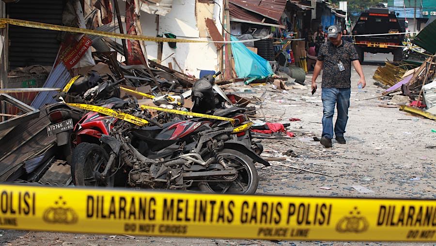 Suasana kerusakan akibat ledakan di Pasar Cimanggis, Tangerang Selatan, Banten, Kamis (15/10/2026). (Bloomberg Technoz/Andrean Kristianto)