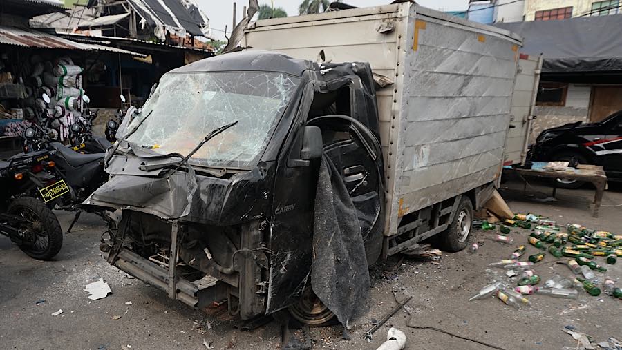 Suasana kerusakan akibat ledakan di Pasar Cimanggis, Tangerang Selatan, Banten, Kamis (15/10/2026). (Bloomberg Technoz/Andrean Kristianto)