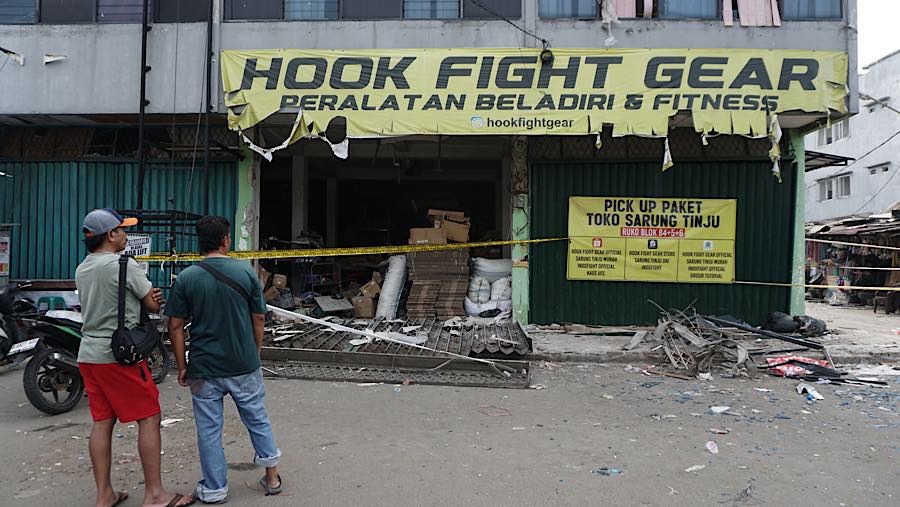 Suasana kerusakan akibat ledakan di Pasar Cimanggis, Tangerang Selatan, Banten, Kamis (15/10/2026). (Bloomberg Technoz/Andrean Kristianto)