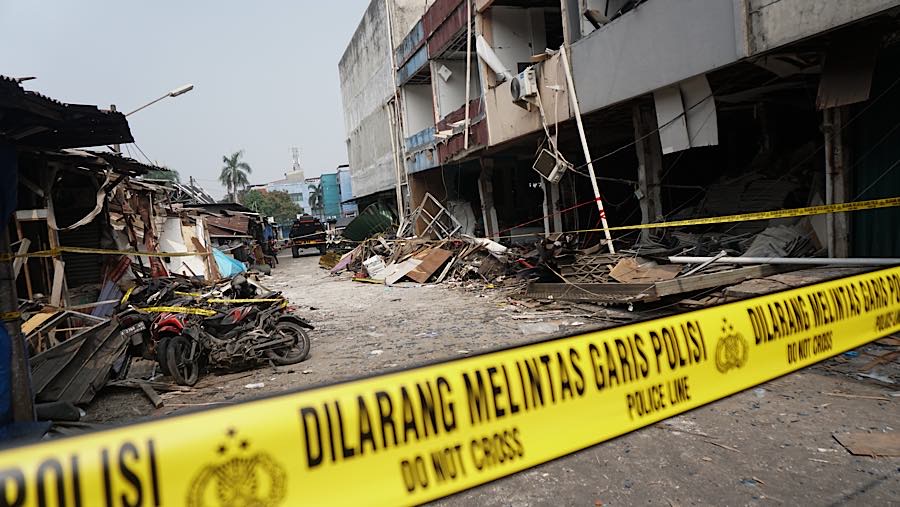 Suasana kerusakan akibat ledakan di Pasar Cimanggis, Tangerang Selatan, Banten, Kamis (15/10/2026). (Bloomberg Technoz/Andrean Kristianto)