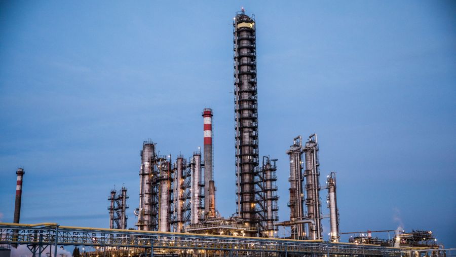 Menara pemecahan minyak di kilang minyak Duna, yang dioperasikan MOL Hungarian Oil & Gas Plc, di Szazhalombatta, Hongaria. (Akos Stiller/Bloomberg)