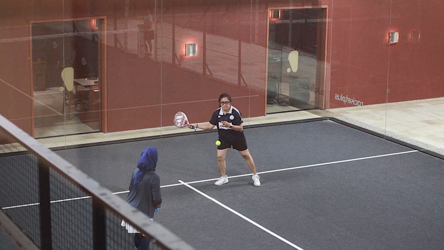 Pengunjung bermain padel di RESET Social Club, SCBD, Jakarta, Kamis (15/10/2026). (Bloomberg Technoz/Andrean Kristianto)