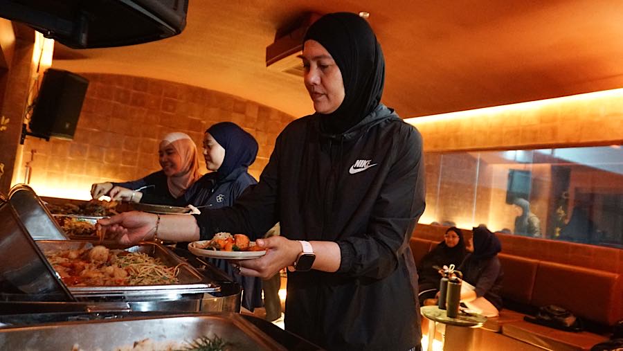 Ada pula ruang VIP dengan fasilitas karaoke dan menu makanan yang bisa digunakan untuk berkumpul bersama teman, keluarga, maupun rekan kerja.