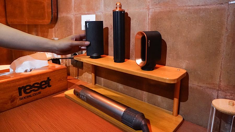 Untuk melengkapi kenyamanan setelah sauna dan berolahraga, Reset Social Club menyediakan fasilitas hairdryer.