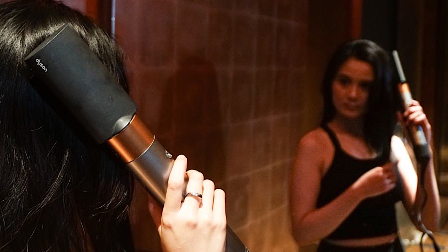 Fasilitas hairdryer ini memudahkan pengunjung merapikan dan mengeringkan rambut sebelum melanjutkan aktivitas.