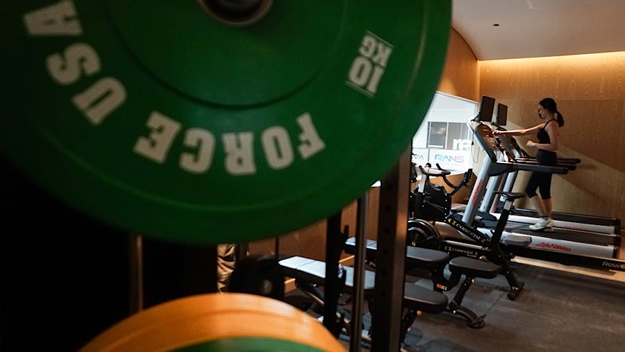 Reset Social Club juga menghadirkan fasilitas gym untuk mendukung gaya hidup sehat dan menjaga kebugaran tubuh.