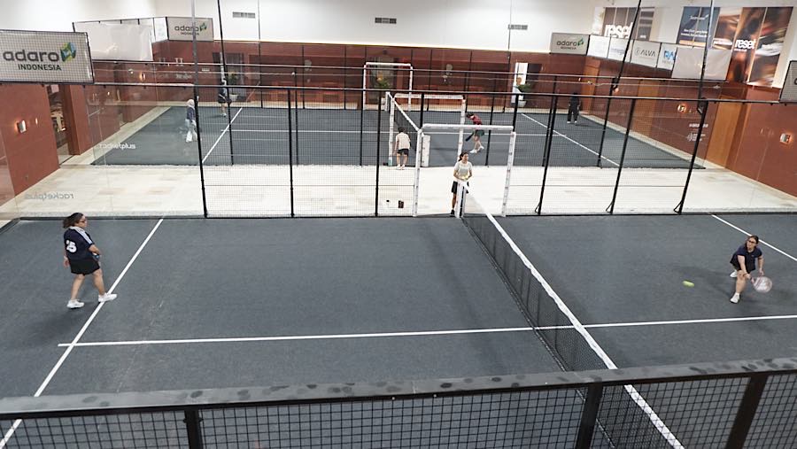 Setelah seharian di depan layar dan berkutat dengan pekerjaan, bermain padel jadi cara seru melepas penat dan menyegarkan pikiran.