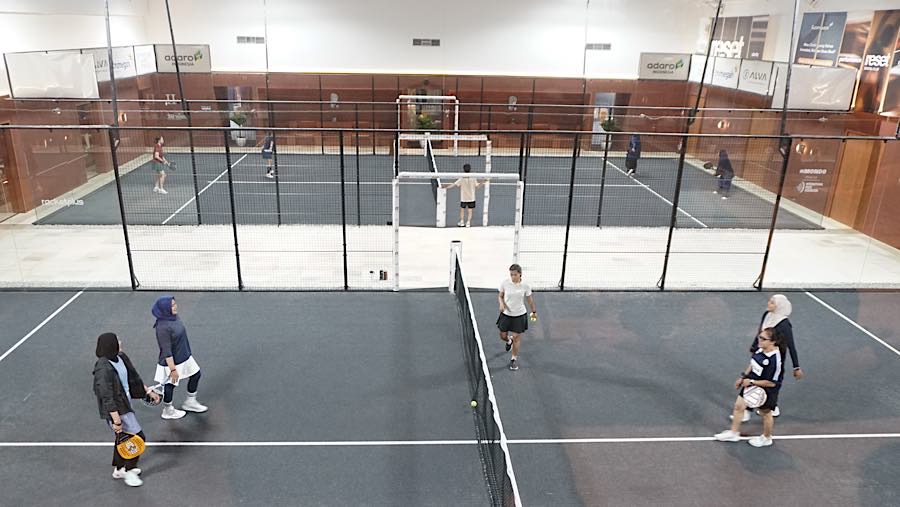 Pengunjung bermain padel di Jakarta, Kamis (15/10/2026). (Bloomberg Technoz/Andrean Kristianto)
